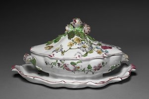 Salsiera Coperta con Supporto Attaccato, manifattura Veuve Perrin, c.1765 da French School