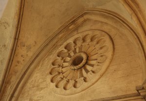 Veduta di una rosace scolpita da French School