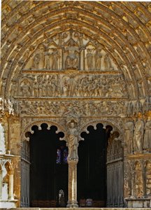 Porta centrale sulla facciata ovest