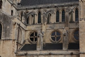 Oculi delle finestre a rosone sul lato sud da French School
