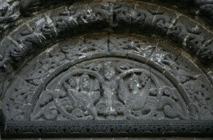Raffigurante il timpano sopra la porta nord