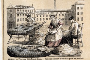 Descrizione dei vari usi e prodotti della pecora: operai che cardano la lana per materassi nel cortile di una fabbrica da French School