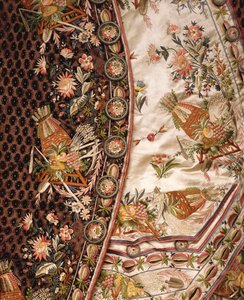 Dettaglio di un Magnifico Abito di Velluto Marrone Tagliato, comprendente cappotto, pantaloni e vita di raso avorio ricamato in suite, c.1760 da French School