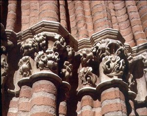 Dettaglio dei capitelli scolpiti sul portico sud da French School