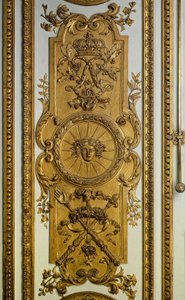 Porta del Salone di Venere con sole e scettro. 17° secolo Versailles. Museo del Castello