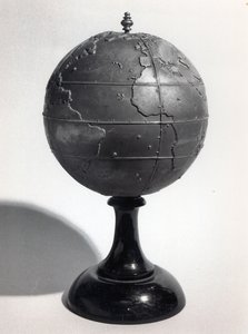 Globo educativo per non vedenti (bronzo) (foto in b/n) da French School