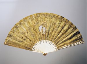 Ventaglio da sera con motivi floreali stilizzati in seta con paillettes, costole in osso intarsiato da French School