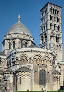Veduta esterna del coro con le cappelle absidali e il campanile, costruito c.1125-1135 da French School