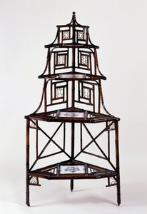 Etagere angolare in bambù in stile Estremo Oriente Secondo Impero (Napoleone III) con piastrelle in maiolica francese e quattro ripiani, seconda metà del XIX secolo, Francia da French School