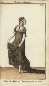 Donna alla moda con vestito di crepe trasparente da French School