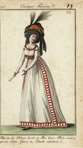 Donna alla moda con ventaglio e grande acconciatura