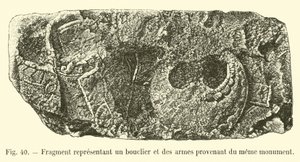 Frammento rappresentante uno scudo e delle armi provenienti dallo stesso monumento da French School