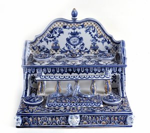 Calligrafia francese: Scrittura in porcellana di Gien, con una lunghezza totale di 40 centimetri, questo pezzo è molto rappresentativo del XVIII secolo. Ci sono 5 calamai su due livelli, oltre a una tavoletta rettangolare. Parigi, il museo della penna