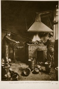 Fabbricanti di munizioni francesi che lavorano su pezzi di naso di siluri aerei, 1914-19 da French School