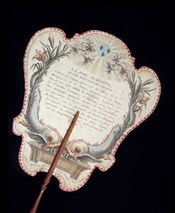 Schermo a mano. Retro. Incisione a colori su cartone che proteggeva il viso dal calore del fuoco. Francia XVIII secolo