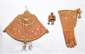 Set da falconeria di borsa, guanto e cappuccio, francese, 1600-25