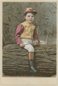 Bambino in abiti da fantino seduto su un tronco da French School