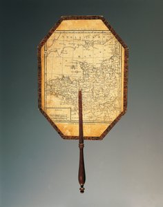 Mappa della Francia nord-occidentale, ventaglio di cartone dipinto a gouache con stampa acquerellata e manico di legno sagomato da French School