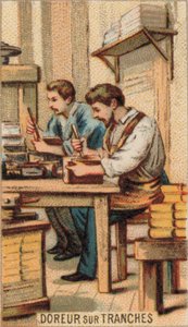Uomini che dorano libri con l