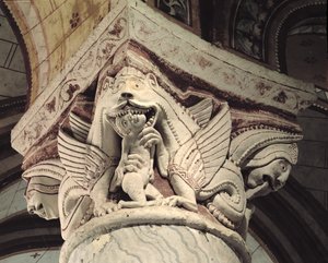 Mostro che divora un umano, capitello della colonna da French School