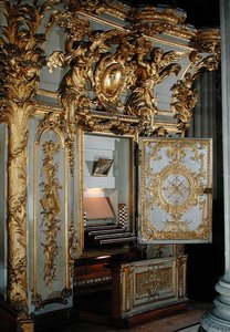 Organo con la porta aperta, nella cappella da French School