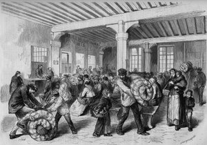 Parigi, inverno 1868: distribuzione gratuita di vestiti e articoli di biancheria al Monte di Pietà grazie all