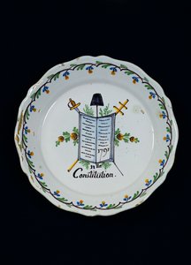 Piatto adornato con il Libro della Costituzione, associato ai Tre Ordini, 1791 da French School