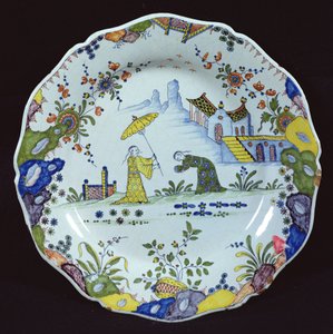 Piatto decorato in stile Chinoiserie, creato a Rouen da French School