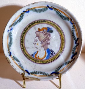 Ritratto di Maria Antonietta - piatto di maiolica da French School