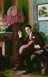 Cartolina raffigurante un giovane elegante, c.1930