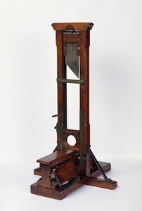 Modello ridotto di una ghigliottina (legno e metallo)