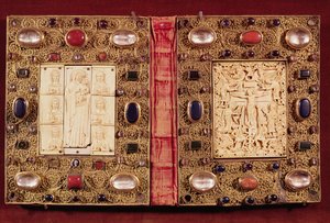 Placca reliquiario raffigurante la Vergine e il Bambino con Santi e la Crocifissione (oro, avorio e pietre preziose) da French School