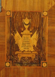 Credenza con design a intarsio di emblemi e motti della Rivoluzione Francese