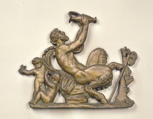 Insegna di un mercante di vini che mostra un fauno che beve (legno)