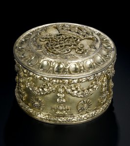 Scatola circolare in argento dorato con coperchio dal servizio da toeletta Lennoxlove, di proprietà di Frances Teresa Stewart, Duchessa di Richmond e Lennox: Francese, Parigi, saggiata tra aprile e settembre 1672