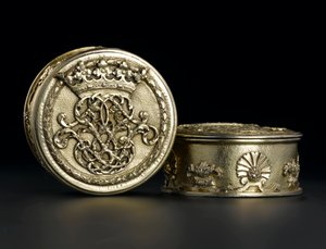 Piccola scatola circolare in argento dorato con coperchio dal servizio da toeletta Lennoxlove, di proprietà di Frances Teresa Stewart, Duchessa di Richmond e Lennox: Francese, Parigi, saggiata tra settembre 1672 e ottobre 1674