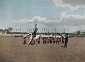 Scuola militare speciale di Saint-Cyr (Saint Cyr), servizio interno: Acrobatica. I cavalieri della sezione eseguono tutti gli esercizi acrobatici per renderli molto flessibili fino a saltare, con le loro armi, su un pacco di cavalli, al galoppo. In "Album  da French School