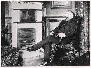 Stéphane Mallarmé (1842-98) seduto accanto al camino nella sua casa in Rue de Rome, Parigi