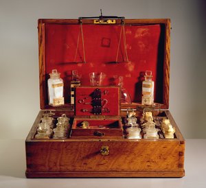 Farmacia da viaggio (faggio, vetro e metallo)