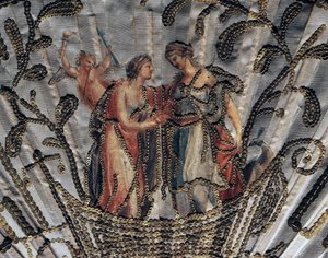Venere e Giunone, dettaglio di foglia di seta di ventaglio, ricamo e paillettes, bastone di guardia in osso damascato d