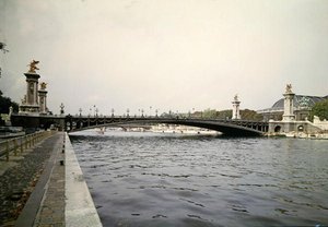 Veduta del Pont Alexandre III, costruito dagli ingegneri Louis-Jean Resal (1854-1920) e Amedee Alby (1862-1942) per l