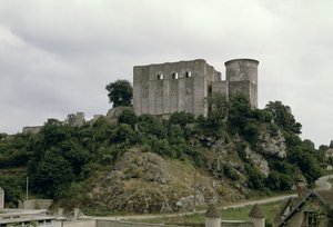 Vista della Torre di Talbot e del mastio del castello da French School