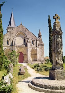 Veduta della facciata della Chiesa di San Pietro, 1150-75 da French School