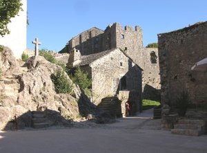Veduta della chiesa fortificata costruita dai Cavalieri di San Giovanni di Gerusalemme da French School