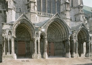 Veduta dei tre portali del transetto nord da French School