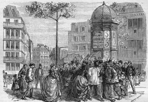 Vista del boulevard Pigalle a Parigi dove la folla si accalca intorno a un chiosco di giornali durante la messa in vendita di "La Petite Presse" da French School