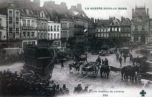 Guerra nel Nord: autobus londinesi della British Expeditionary Force nella piazza principale di Bethune nel 1915 da French School