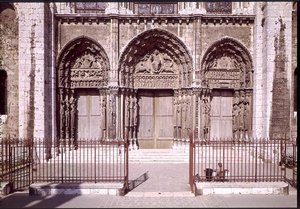 Facciata ovest con le tre porte del Portale Reale raffiguranti (da sinistra a destra) l