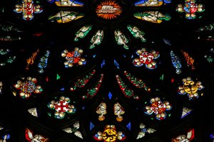 Finestra raffigurante un dettaglio della finestra rosa ovest; gli stemmi includono Montmorency-Laval, Bertrand Duguesclin e Oliver de Clisson da French School