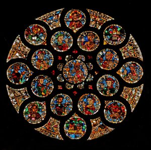 Vetrata w108 raffigurante la Nuova Alleanza: in alto è Cristo (Alfa e Omega), poi i quattro simboli degli Evangelisti che formano un quadrato, due Virtù sono alle estremità sinistra e destra, e l